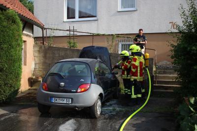 Erbstetten: PKW brennt neben Scheune